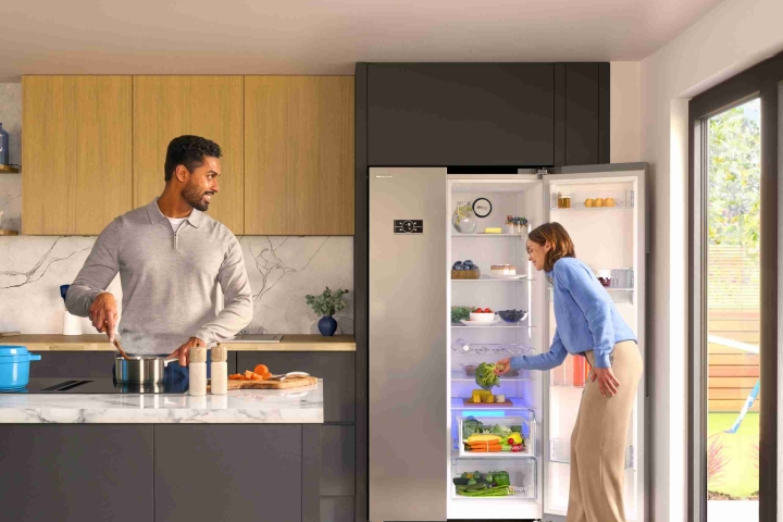 Beko_ASD2542VX_lifestyle_model_fronton_dooropen-scaled-1.jpg